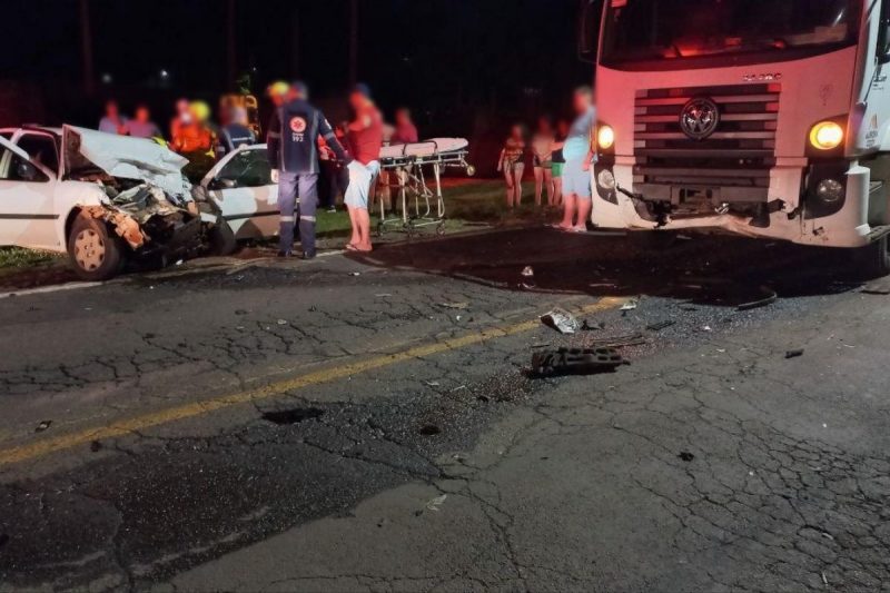 local do acidente com carro destruído na frente e várias pessoas em volta enquanto o motorista é atendido pelo samu