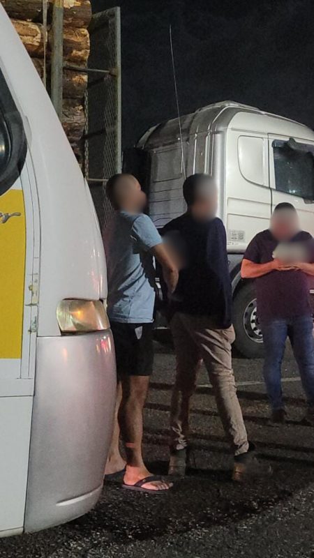 Foto mostra guarda municipal de folga detendo motorista de ônibus