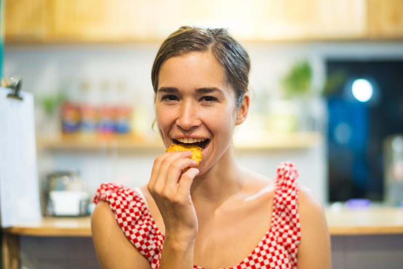 Mulher comendo alimentos e bebidas que fazem disparar a pressão arterial 