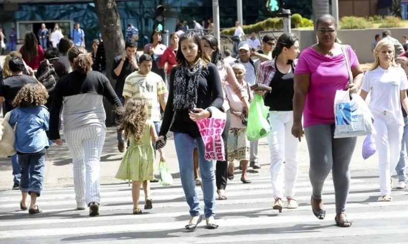 Mulheres atravessando a rua