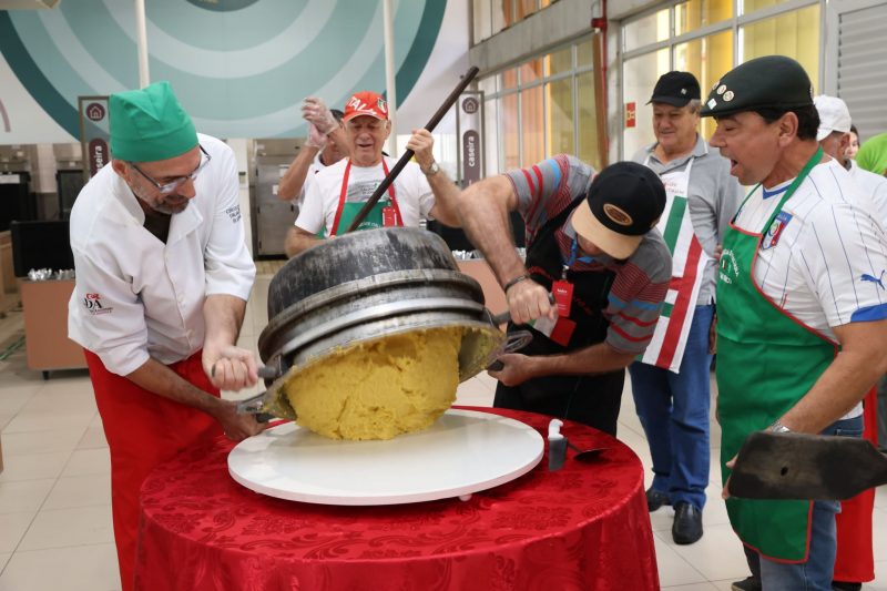 Multinacional de SC comemora 150 anos da imigração italiana com tombo da polenta