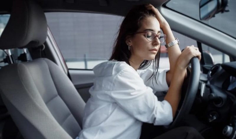 na foto mulher sente efeitos por não fazer o truque para baixar a temperatura dentro do carro 