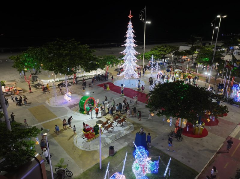 Foto de cima mostra decoração de Natal em Balneário Camboriú