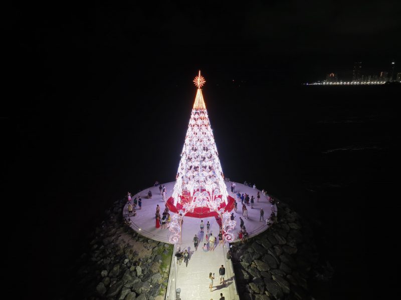 Foto mostra árvore de Natal no molhe de Balneário Camboriú