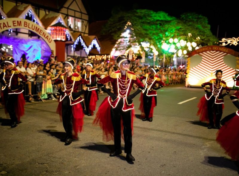 Pessoas desfilando durante programação de Natal em Blumenau