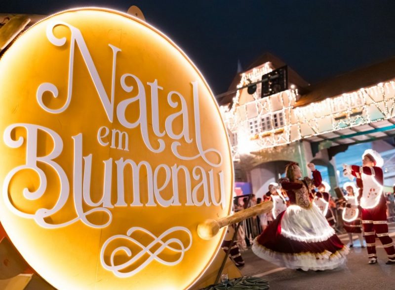 Natal em Blumenau: pessoas celebrando festividade com desfile especial no Parque Vila Germânica