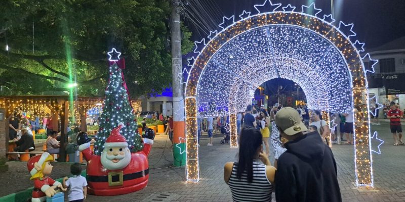 Foto mostra decoração de Natal em Camboriú