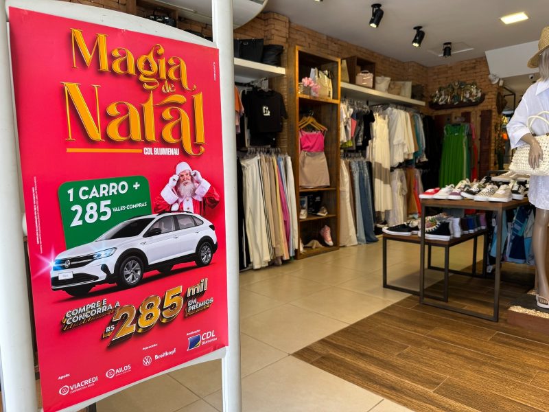 Loja de roupas com cartaz da campanha de Natal em Blumenau 