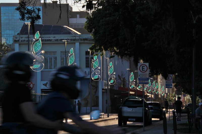 Foto mostra decoração de Natal pelas ruas de Itajaí