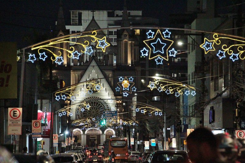 Foto mostra decoração de Natal pelas ruas de Itajaí