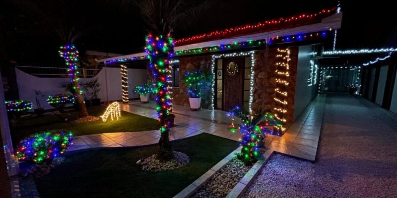 Foto mostra fachada de casa decorada para o Natal