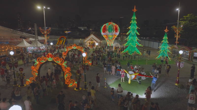 Foto de cima mostra decoração de Natal em Navegantes