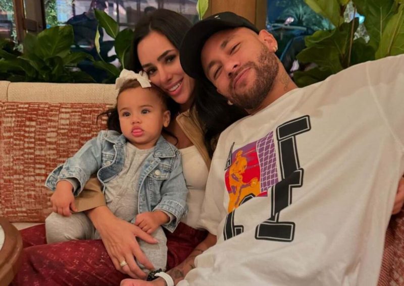 na foto aparece Neymar, Bruna Biancardi e Mavie, sem a polêmica com Any Auwada