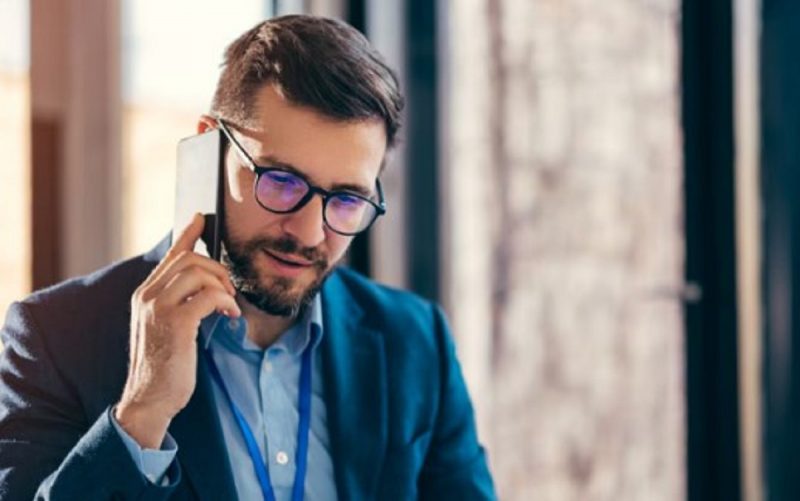 Homem e discussão ao telefone sobre o que significa andar de um lado para o outro ao telefone