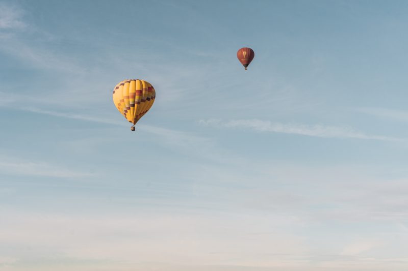 dois balões flutuando no céu 