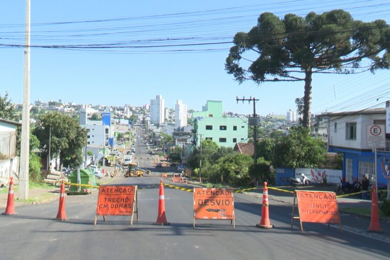 A rua Borges de Medeiros está fechada para obras de alagamento.