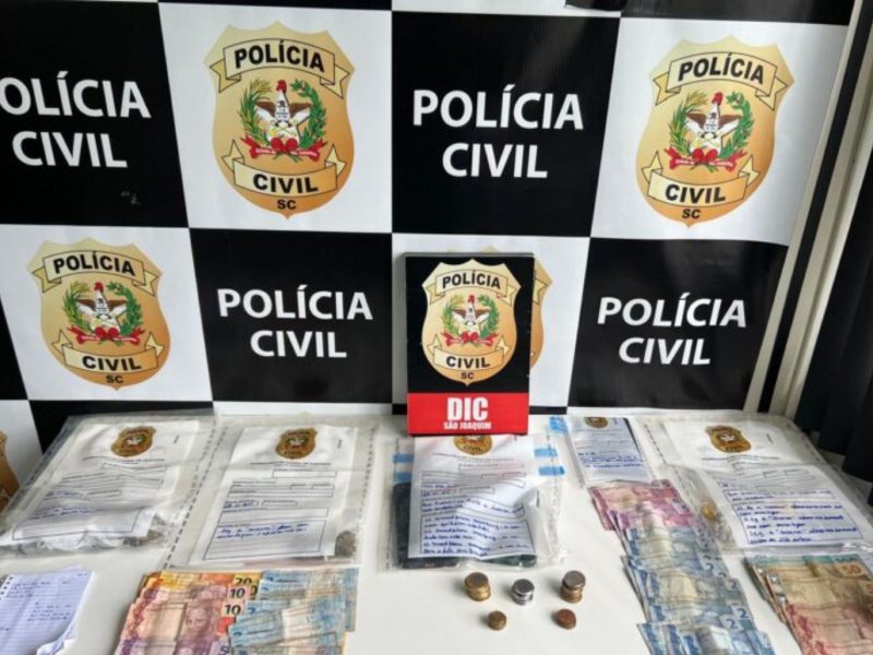 Na foto, moedas e notas de dinheiro de tráfico de membros de uma facção de São Joaquim 