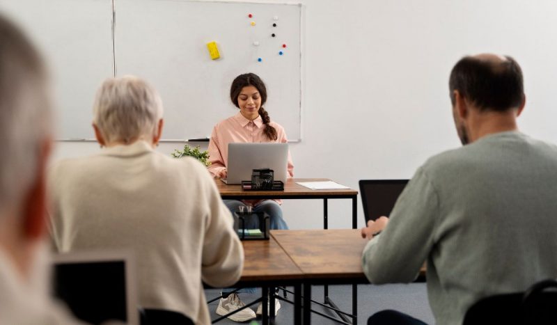 Estudantes da EJA e ensino médio regular recebem pagamentos a partir desta segunda-feira (25) 