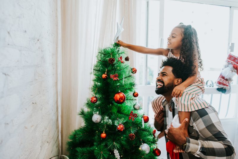 Pai e filha a montar a árvore de Natal juntos