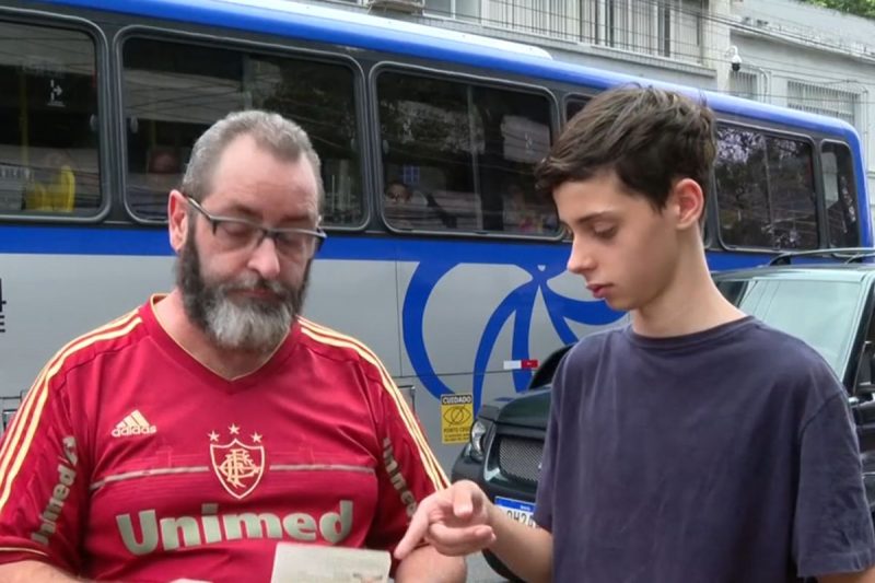 Pai e filho que teve a mochila roubada na porta do Enem