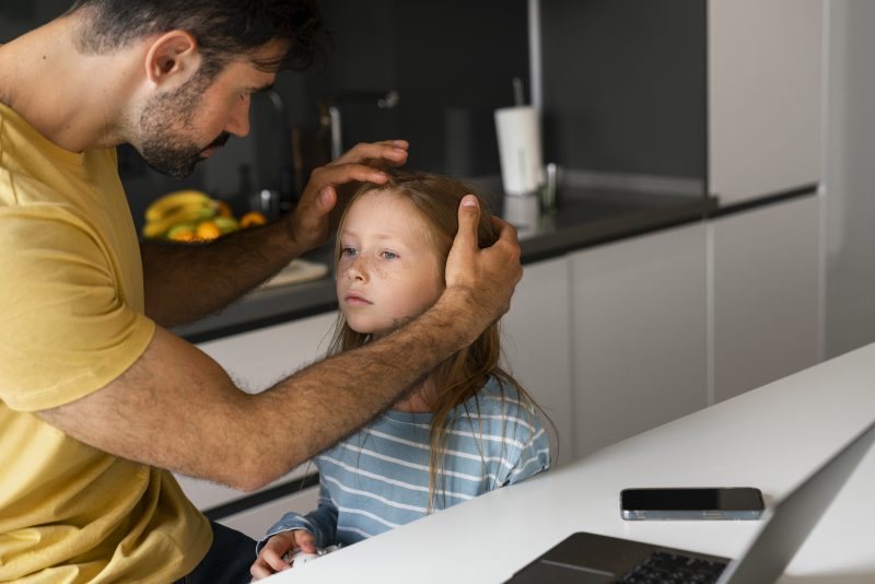 Pai cuidando da filha na cozinha 