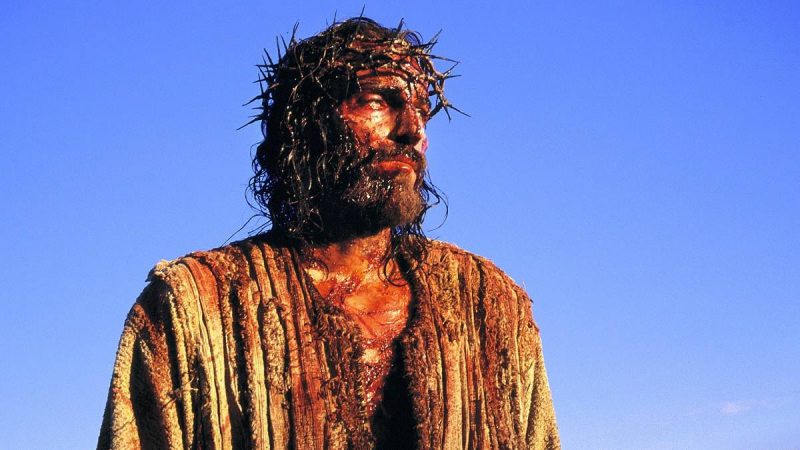 Imagem de Cristo machucado e com a cruz de espinhos