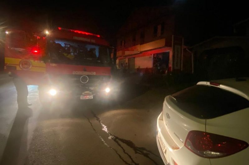 bombeiros em frente a edificação após panela no fogo causar princípio de incêndio e homem sofrer intoxicação em Xanxerê 