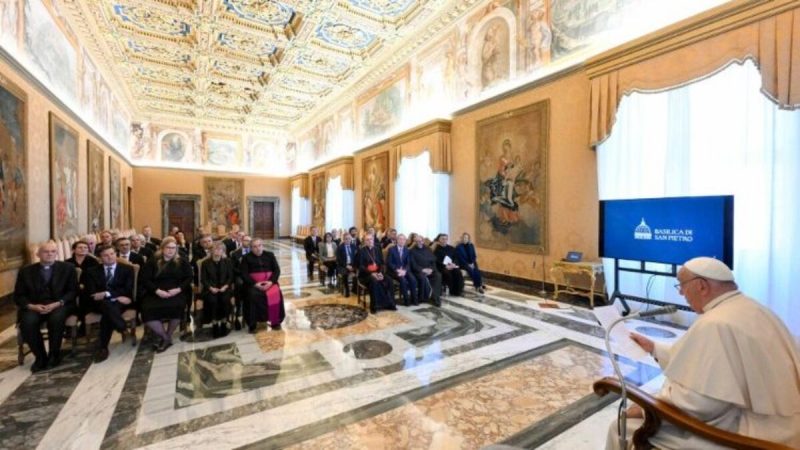 Papa Francisco em reunião no Vaticano