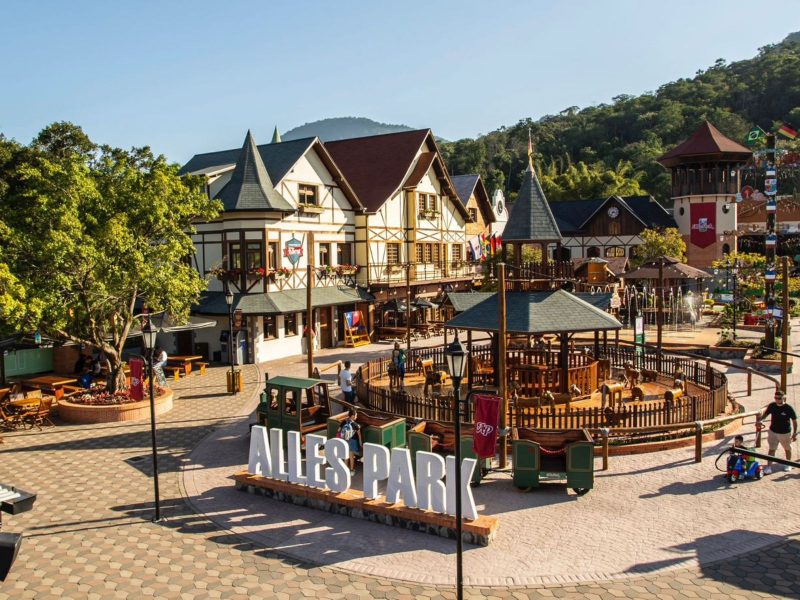 A imagem mostra o Alles Park, parque temático de Pomerode que está entre os melhores do Brasil  