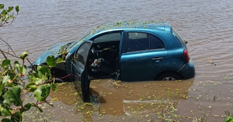 Carro cai em lagoa após perseguição na BR-101 