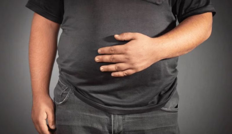 aparece um homem com a mão na barriga quer saber quanto você deve pesar para ser considerado saudável