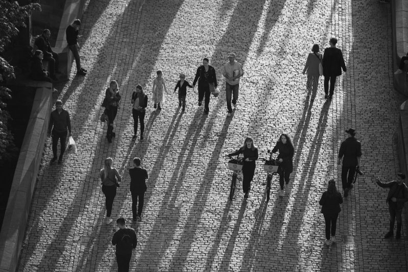 Andar sempre olhando para baixo pode significar introversão ou apenas distração