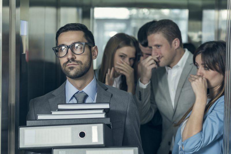 Não perceber que está cheirando mal pode causar situações constrangedoras 