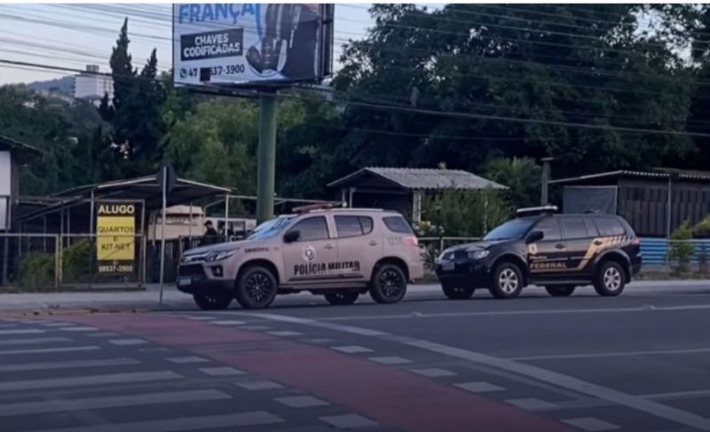 A imagem mostra as viaturas da Polícia Militar e Polícia Federal em frente a propriedade do suspeito de realizar as explosões em Brasília 