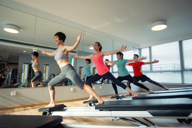 Mulheres fazendo pilates para combater a má circulação