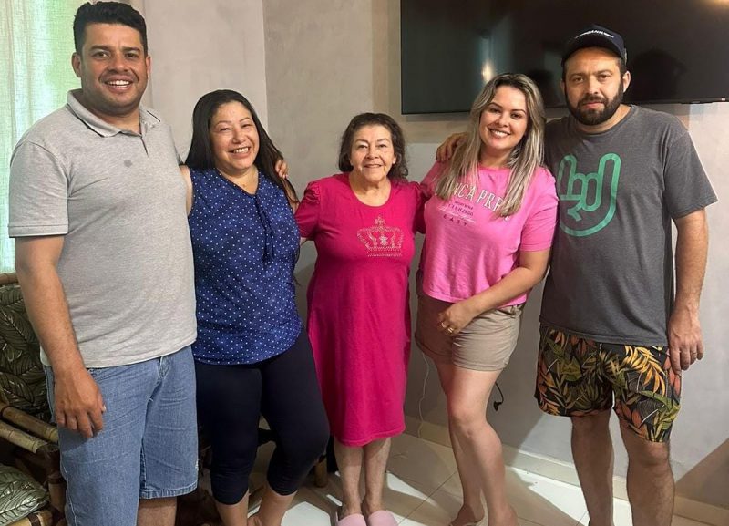 Foto mostra família reunida após encontrar irmã desaparecida 