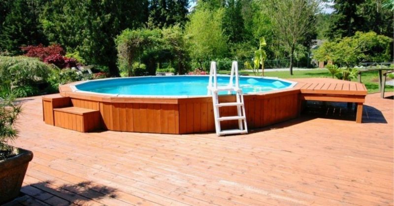 Exemplo de piscina de madeira elevada integrada ao deck