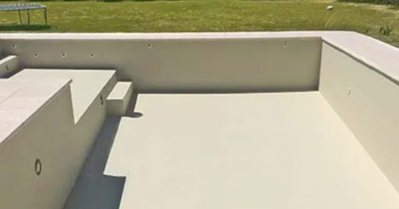 Piscina com o fundo cor de areia