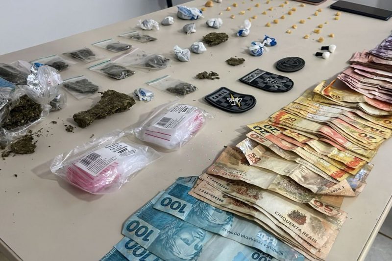 Uma quantia de R$ 1.700 em dinheiro, possivelmente proveniente do tráfico de drogas, também estava no local - Foto: Polícia Militar