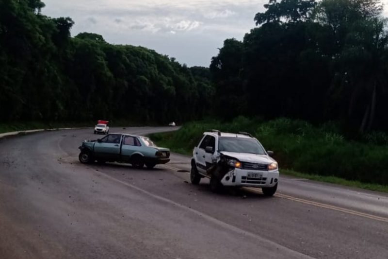 Acidente na BR-282 deixou feridos.