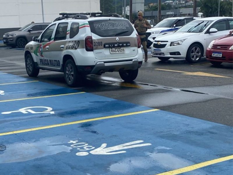 Imagem da ocorrência do surto psicótico em um shopping de Blumenau