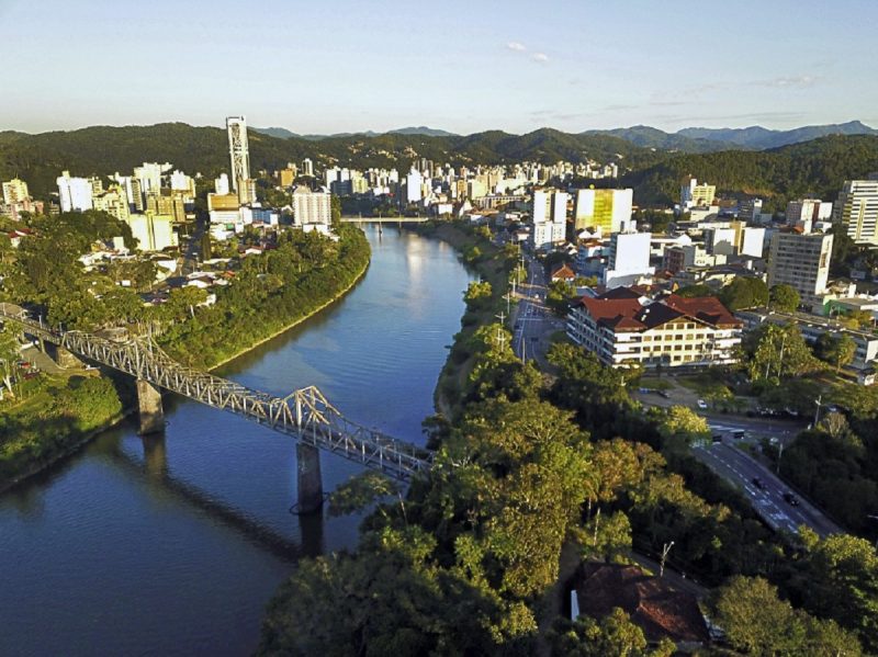 Ponte de ferro em Blumenau durante o dia 