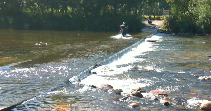 Ponte invertida com moto passando por ela