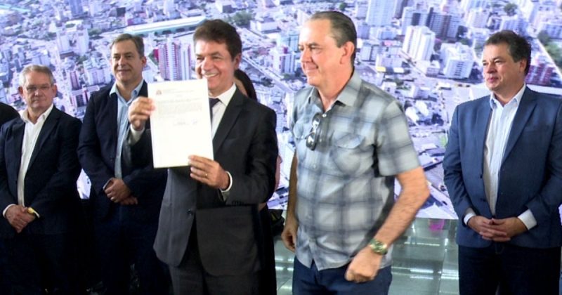 Clésio Salvaro assinou o documento de posse junto com presidente da Câmara de Vereadores, pastor Jair Alexandre 