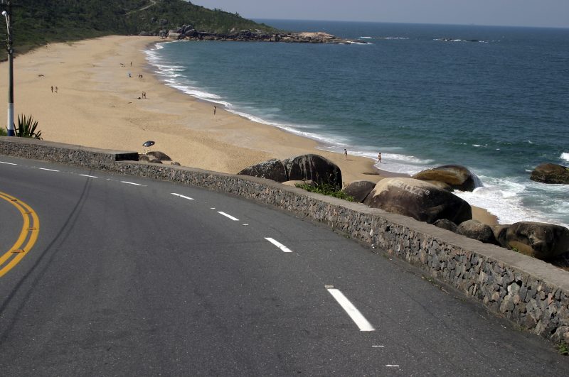 Foto mostra Praia de Taquarinhas, cujos terrenos passaram por leilão