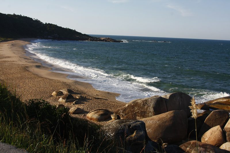 Foto mostra Praia de Taquarinhas, cujos terrenos passaram por leilão