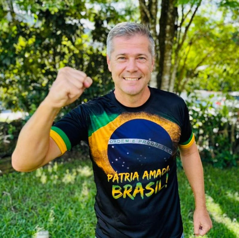 Foto de Rafael com camisa do Brasil durante campanha eleitoral 