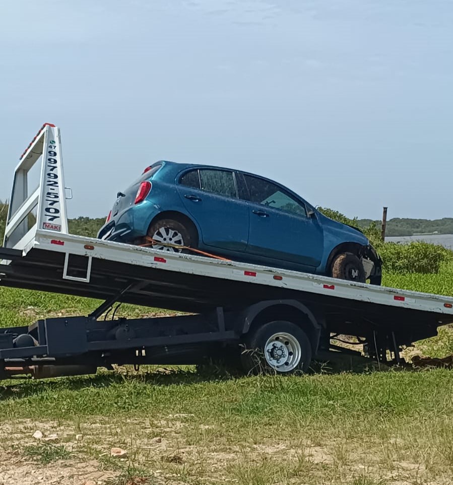 Suspeitos tentaram fugiram a nado, mas um deles foi preso pela polícia com apoio de helicóptero - PRF/Divulgação/ND