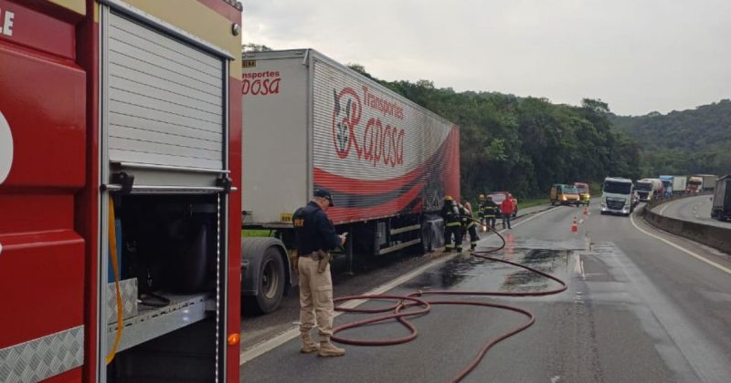 Princípio de incêndio em carreta na BR-101 em Joinville