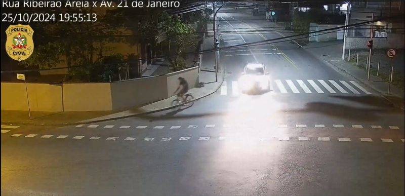 Imagem de câmera mostra ciclista transitando em rua de Pomerode 